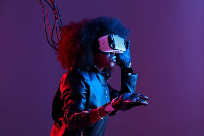 一名女子戴着紫色背景的人工智能耳机