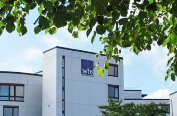 WBS的在线MBA课程包括12个模块，其中8个是必修课，4个是选修课